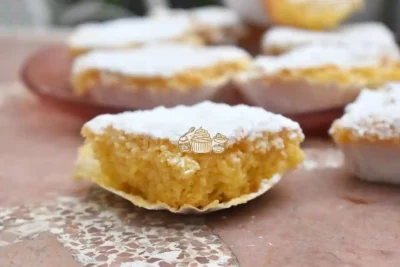 Marquesas de almendra caseras espolvoreadas con azúcar glas