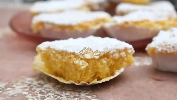 Marquesas de almendra caseras espolvoreadas con azúcar glas